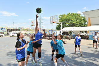 На площадках Гребного канала «Дон» прошли матчи пятого суперфинала детской Уличной баскетбольной лиги