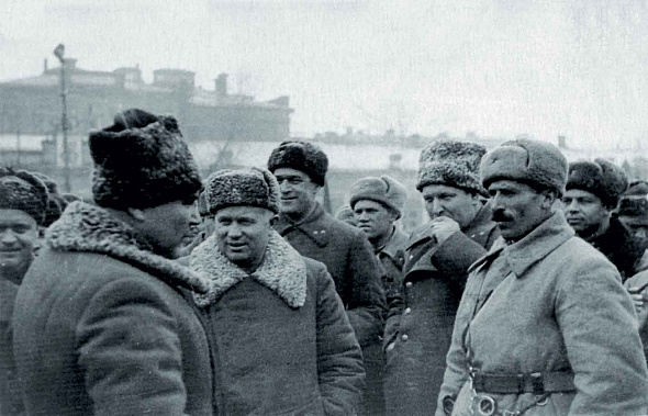 Малиновский, Хрущев и Мадоян (крайний справа) на митинге 14 февраля 1943 года в Ростове.