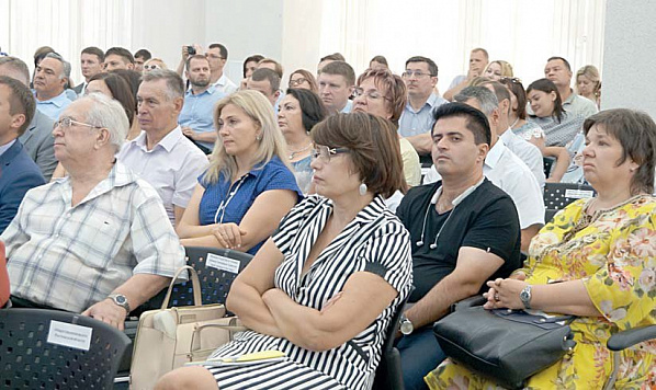 На общественные слушания пригласили руководителей министерств, депутатов, Общественную палату, ТПП, представителей науки, бизнеса, культуры, общественных организаций. На общественные слушания пригласили руководителей министерств, депутатов, Общественную палату, ТПП, представителей науки, бизнеса, культуры, общественных организаций.