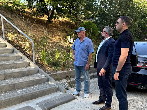 В Пролетарском районе проблемную лестницу привели в порядок