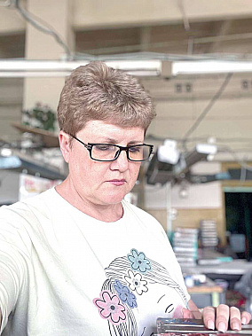 Начальник производста Татьяна ЩУСЬ на завод пришла выпускницей вуза, теперь она сама наставник у молодых рабочих. Начальник производста Татьяна ЩУСЬ на завод пришла выпускницей вуза, теперь она сама наставник у молодых рабочих.