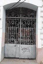 У грустных дверей непарадного подъезда