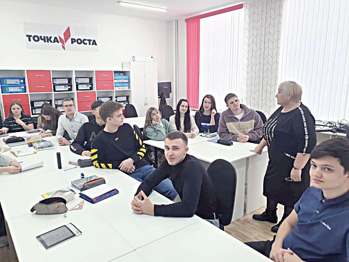 В «Точке роста» Людмила ПОЛОЖЕНЦЕВА обсуждает со старшеклассниками, какая интересная жизнь будет в новой школе.