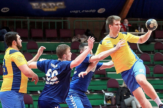 В атаке «донские львы» (жёлто-синяя форма)