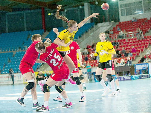 На ударной позиции – Екатерина ЗЕЛЕНКОВА (№ 76). Фото с сайта «Быстрый центр»