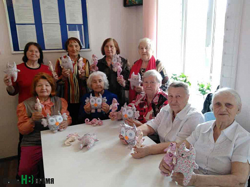 Совят и другие игрушки бабушки подарили детям, оставшимся без попечения родителей, – выпускникам школ.