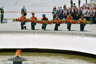 Гирлянду Славы возложили к стеле воинам-освободителям Ростова-на-Дону