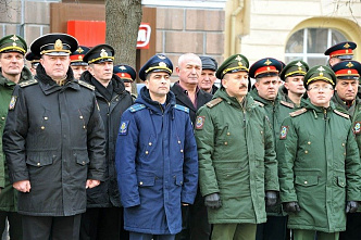 С нашим праздником, мужики!!!