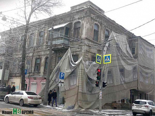 На время проведения мундиаля дом стыдливо спрятали за баннером. А сегодня все могут видеть, как разрушают его люди и время.