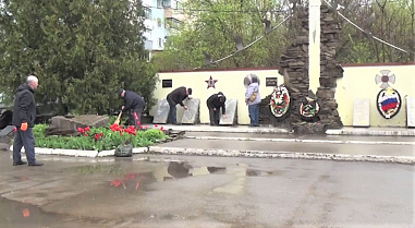 В Таганроге члены «Боевого братства» провели субботник у мемориала «Черный тюльпан»