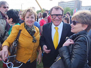 На поляне перед физфаком ЮФУ собрались те,  кто в разное время окончил университет