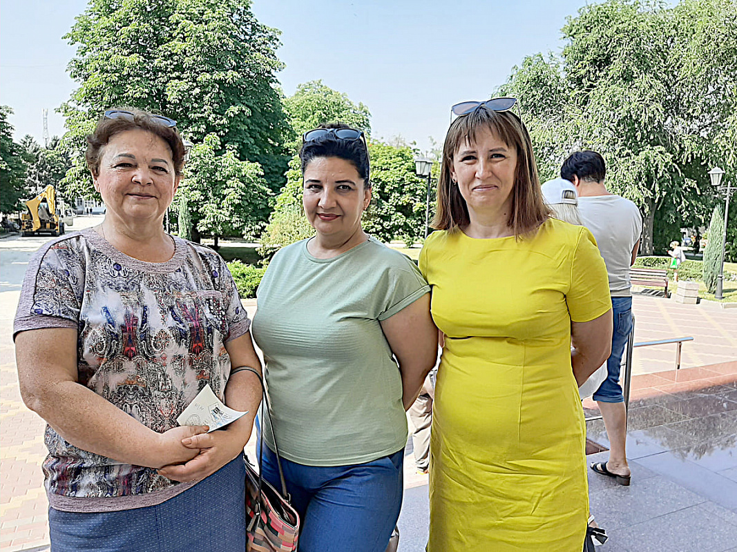 Директор Центра культурного развития Наталья ЗЛОБИНА, заведующий сектором по работе с одаренными детьми Наталья ЧЕРНОВА и методист Виктория ДУВАНОВА – наши постоянные подписчики. Директор Центра культурного развития Наталья ЗЛОБИНА, заведующий сектором по работе с одаренными детьми Наталья ЧЕРНОВА и методист Виктория ДУВАНОВА – наши постоянные подписчики.
