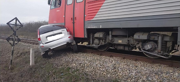 Произошло столкновение автомобиля с пригородным поездом