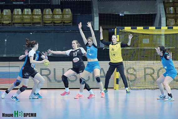 Ворота сборной России атакуют гандболистки молодежного состава «Ростов-Дона» (черно-белая форма).