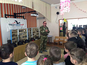Юным ростовчанам показали выставку «Безмолвные свидетели прошедших войн»