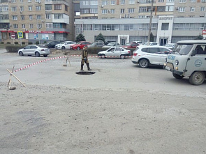 В Каменск-Шахтинском снова обрушился асфальт над канализационным коллектором