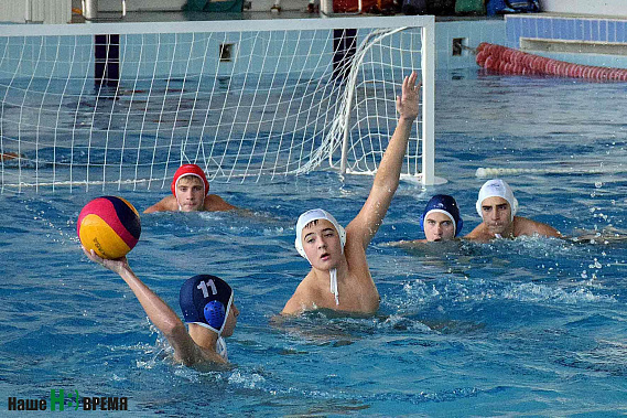 Водное поло – игра своеобразная. Надо присмотреться, поймать суть борьбы. И сразу появится азартный интерес…