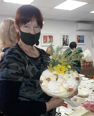 Руководитель РГООИ Ирина Смирнова рада, что у организации столько друзей. Именно они помогли организовать в преддверии 8 Марта такие замечательные подарки для женщин: мастер-класс и продуктовые наборы. Руководитель РГООИ Ирина Смирнова рада, что у организации столько друзей. Именно они помогли организовать в преддверии 8 Марта такие замечательные подарки для женщин: мастер-класс и продуктовые наборы.