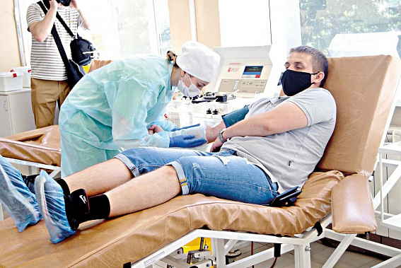 Операционная сестра Софья КУХТИНОВА осуществляет забор плазмы у опытного донора. Анатолий говорит, что руки у девушки – золотые