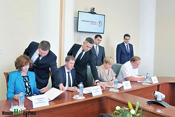 Участники проекта подписывают соглашение.