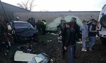 Под Самбеком фура перевернулась на легковую машину: все живы