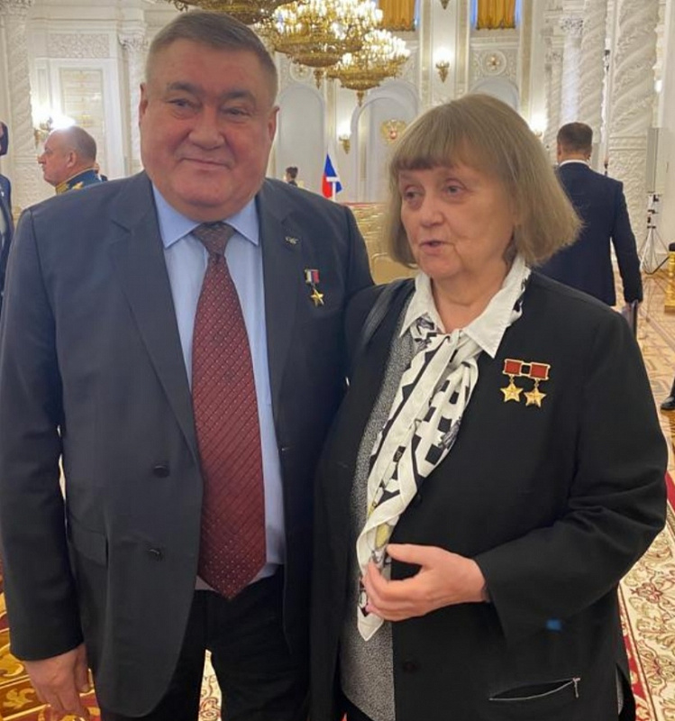 На снимке: дважды Герой Советского Союза летчик-космонавт Светлана Савицкая и наш земляк Герой России вертолетчик Александр Дзюба