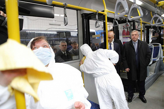 В. Голубев в АТП №6. Салоны автобусов дезинфицируют здесь несколько раз за смену. Источник фото: donland.ru