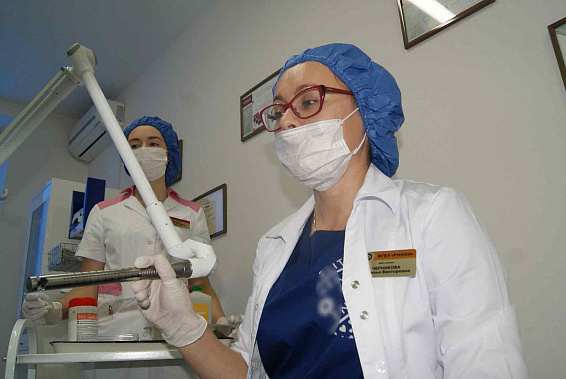 Сеанс лазерной терапии для лечения предраковых и доброкачественных новообразований проводит врач Наталья Черникова.