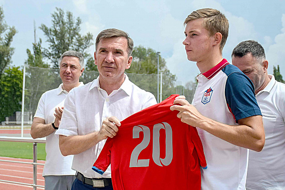 Новичок команды получает игровую майку из рук президента клуба Игоря ГУСЬКОВА.