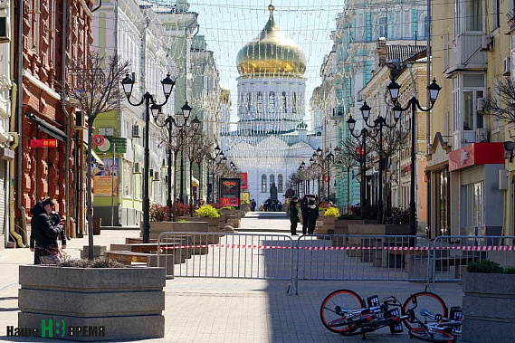 Частично перекрытый ростовский переулок Соборный в апреле этого года. Чтобы пройти улицу, необходимо было предъявить пропуск.