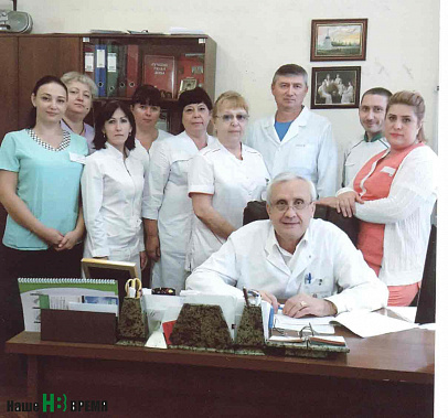 Медперсонал дневного стационара горполиклиники №16 (слева-направо): И.А.КРАСНОВА, С.О.СЕЛИВАНОВА, Е.Ю. ВЕРВЕКА, С.Ю. ЕВСЕЕВА, Е.В. КРИКОВСКАЯ, Л.И. ЗЛОБИНА, А.И. ГАВРИНЁВ, Г.С. ШПИДОНОВ, Г.С. МУРАДЯН, в центре заведующий дневным стационаром А.В. ДЕГТЯРЕВ.