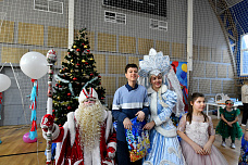 Каждый рассказал Дедушке Морозу и Снегурочке стихотворение