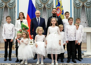  Родительскую славу Николая и Елены Соловьевых из Волгодонска оценили теперь и в Кремле