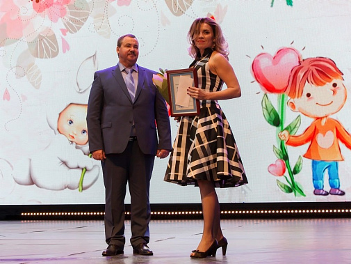 В преддверии Дня матери многодетную мать - сотрудницу полиции наградили почетным дипломом губернатора Ростовской области