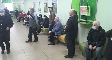 В ростовских отделениях Сбербанка — толпы клиентов. Здесь не боятся коронавируса?