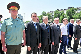 Знамя – в руки приставов