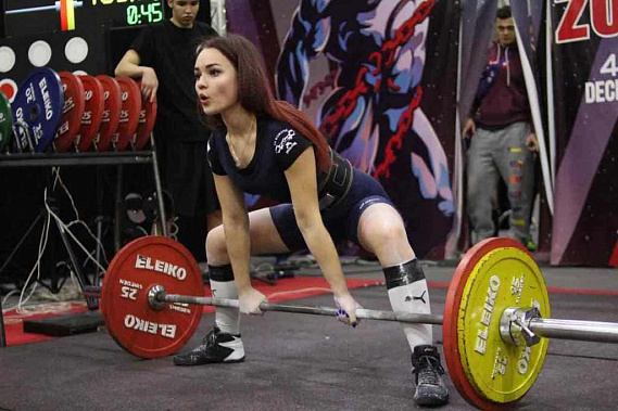 Есть у Вероники и неспортивная награда – медаль Минобороны России «За участие в военном параде в День Победы». Получила ее в числе других юнармейцев, участвовавших в параде.