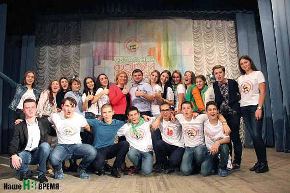 Участники областного форума волонтерских отрядов решили сделать фото на память с Галиной Соловьевой, председателем Содружества детей и молодежи Дона (стоит седьмая слева).