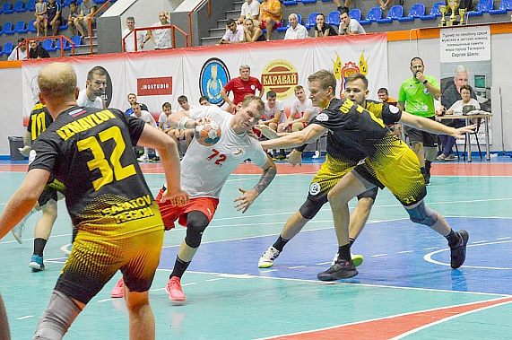 С саратовцами казаки играли недавно в предсезонном турнире. С матча с ними начнут и новый чемпионат. Фото с сайта «Донские казаки – ЮФУ»