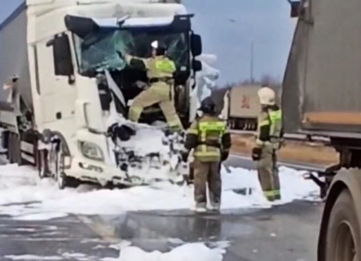 Под Каменском-Шахтинским столкнулись два грузовика