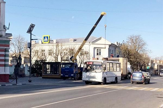 В Азове перед музеем на исторической площадке установили ларьки