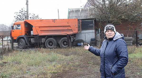 Выезжает с «домашней стоянки» КамАЗ, его место занимает «газель».