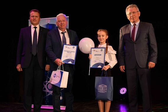 Победитель конкурса в младшей возрастной категории Кира Владимирова с героем своего сочинения  Михаилом Владимировым (в центре), слева – заместитель директора РоАЭС Михаил Рябышев, справа – глава администрации Волгодонска Виктор Мельников