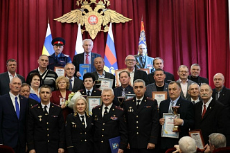 Изюминкой торжества стало исполнение гимна ветеранов МВД…