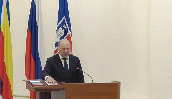 После избрания главой города А. Скрябин принес присягу.. 