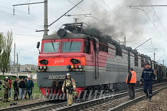 На железнодорожном объезде Каменска горел электровоз
