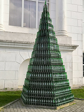 Недалеко от входа в завод – елка из более  1 000 бутылок.