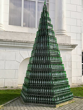 Недалеко от входа в завод – елка из более  1 000 бутылок.