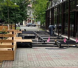 Летнюю площадку ресторана в Покровском сквере Ростова убрали с тротуара