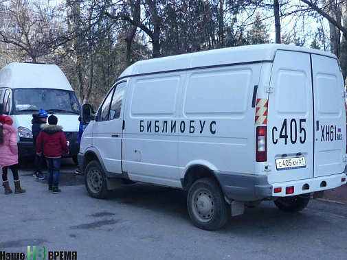 Чисто внешне – обычная «газель», а внутри – библиотека.